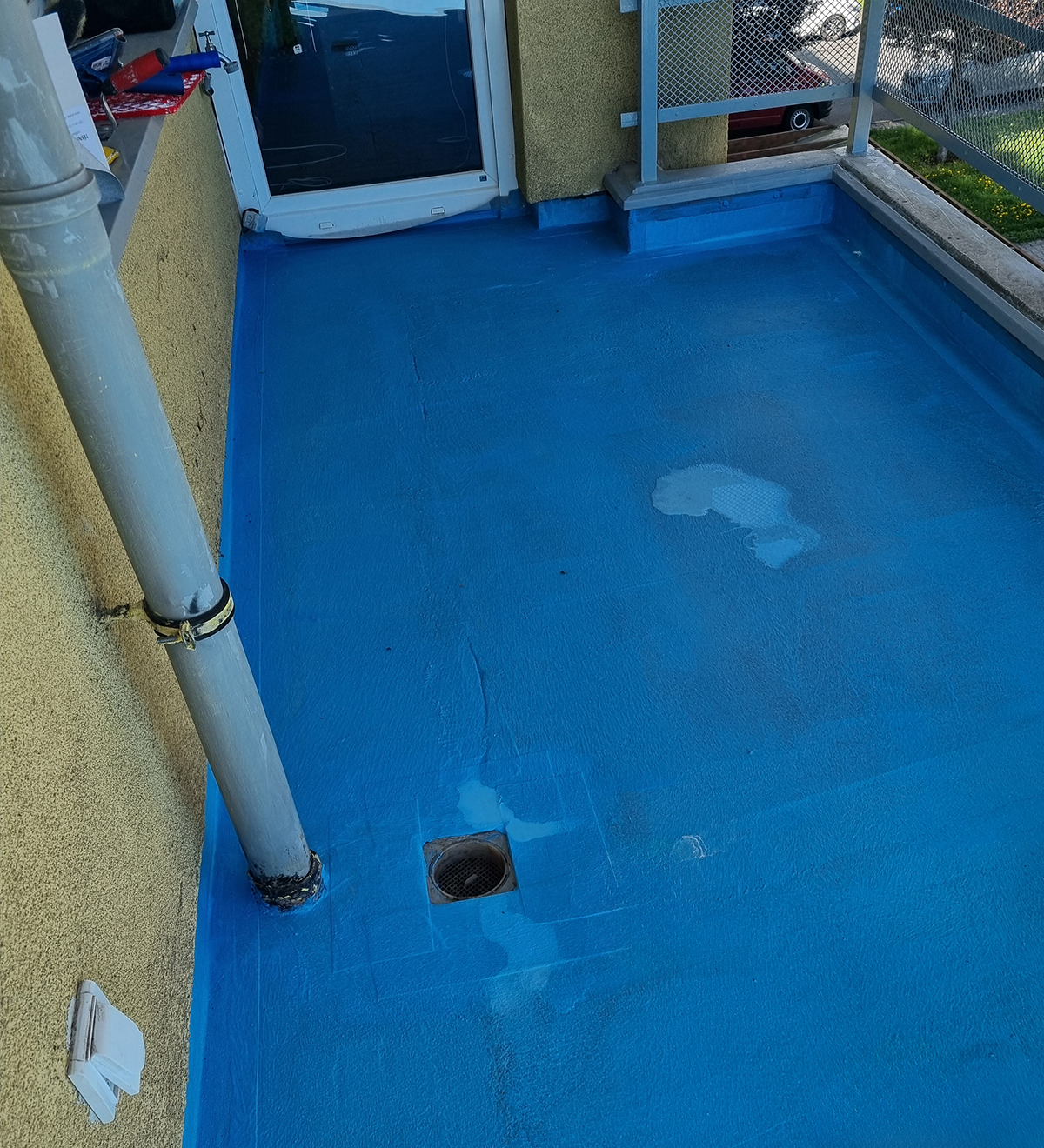 Balkon s dokončenou dvousložkovou hydroizolací připravený pro pokládku keramické dlažby.