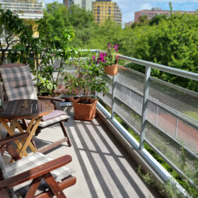 Hotový balkon s keramickou dlažbou po rekonstrukci připravený pro každodenní používání.