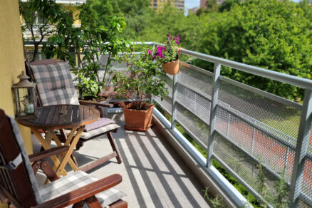Hotový balkon s keramickou dlažbou po rekonstrukci připravený pro každodenní používání.