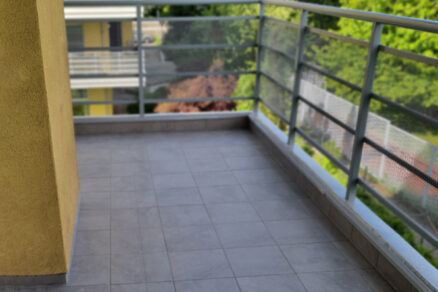 Zrekonstruovaný balkon s keramickou dlažbou, odvodňovacím vpustem a novou hydroizolační skladbou.