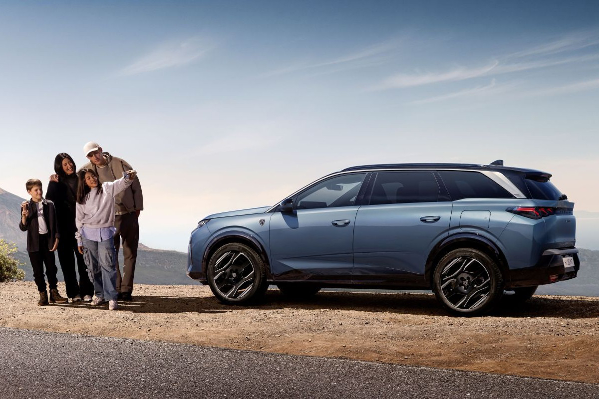 Peugeot 5008 jako rodinné SUV se sedmimístnou konfigurací a velkorysým prostorem pro cestování.