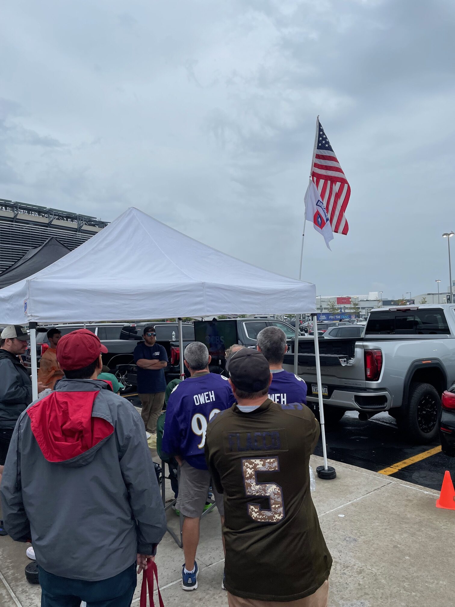Barbecue stan pred stadionem a sledovani NFL na televizi zdroj Jan Napravnik MetLife Stadium