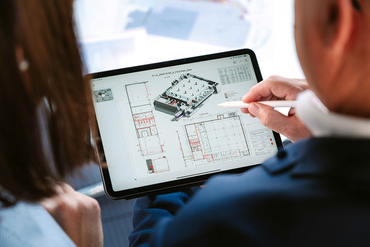 Práce s BIM modelem stavby na tabletu během projektování budovy