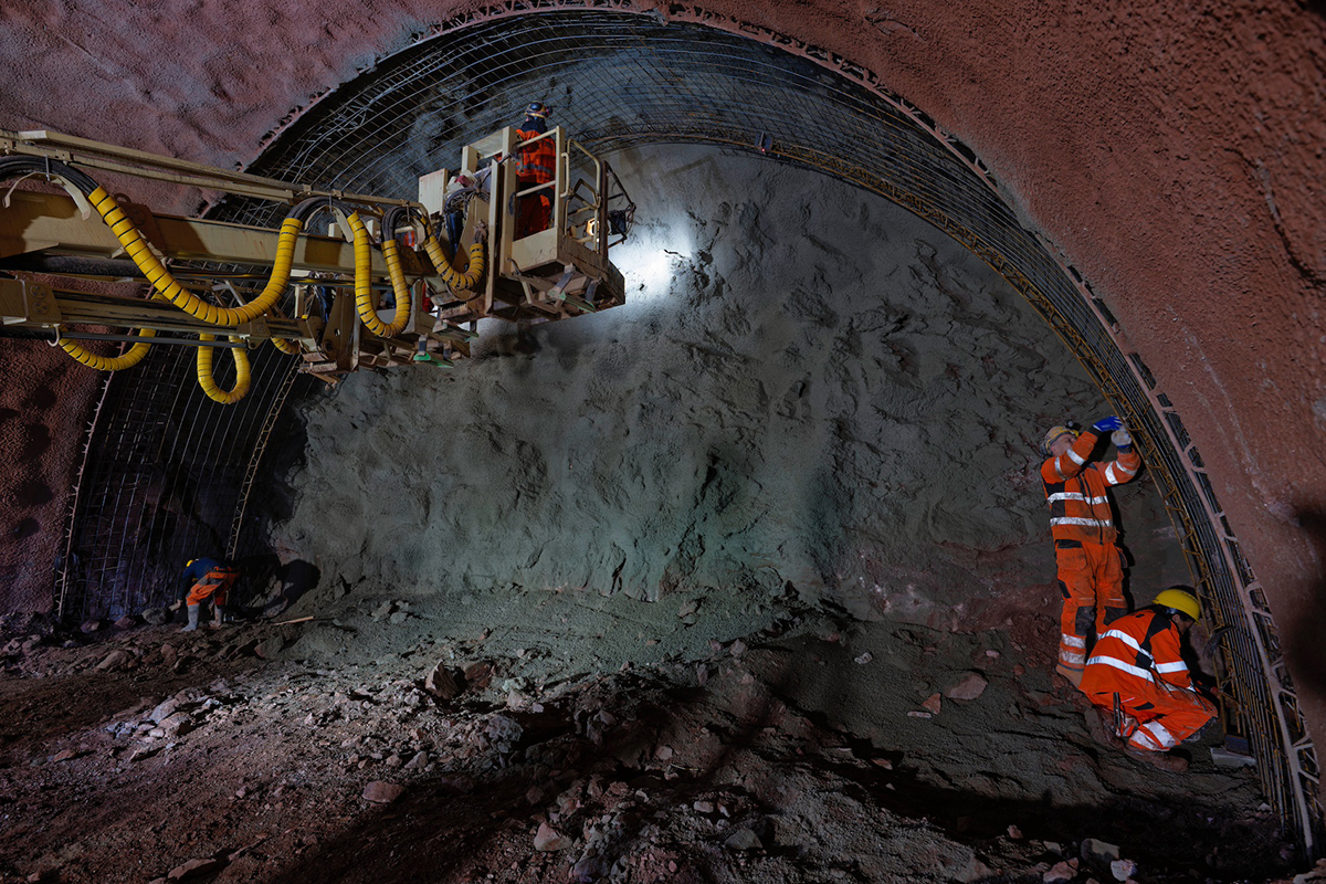 Montáž vyztužených rámů v tunelu Opevnění během ražebních prací