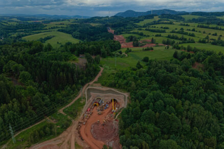 Pohled na jižní portál tunelu Opevnění směrem na sever