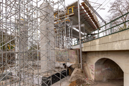 Nová mostní konstrukce estakády Mojžíř budovaná nad železniční tratí v Ústí nad Labem.