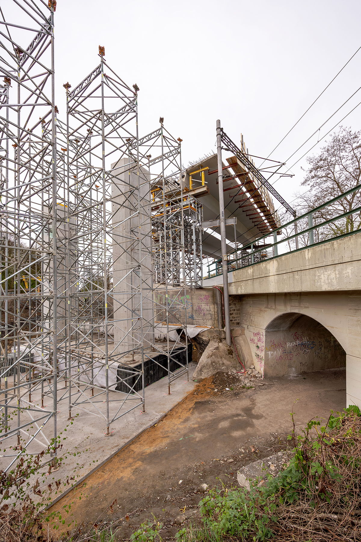 Nová mostní konstrukce estakády Mojžíř budovaná nad železniční tratí v Ústí nad Labem.