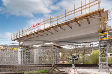 Nová mostní konstrukce estakády Mojžíř budovaná nad železniční tratí v Ústí nad Labem.