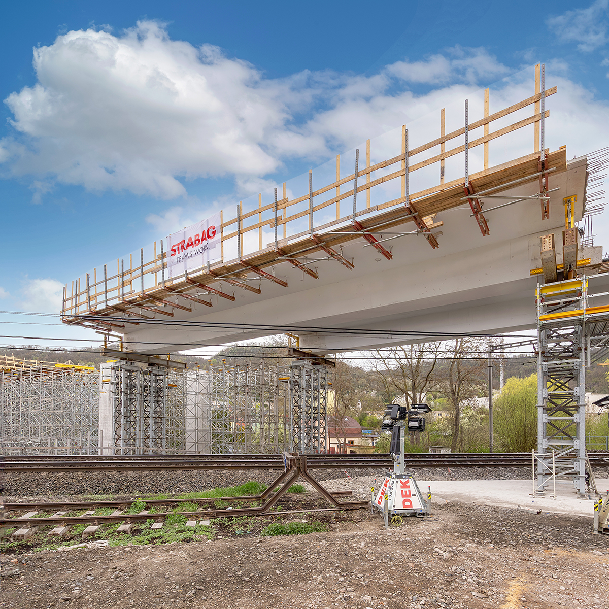 Nová mostní konstrukce estakády Mojžíř budovaná nad železniční tratí v Ústí nad Labem.