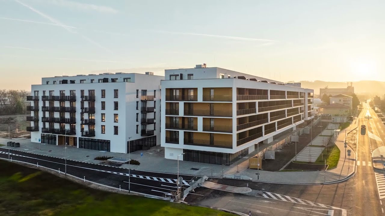 Výrazná linka balkonu a teras v průčelí domu