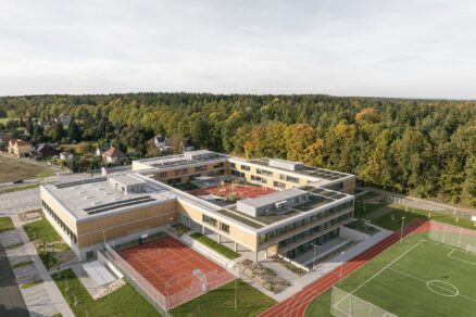 Svazková základní škola LOŠBATES – Pelletier de Fontenay, SOA architekti