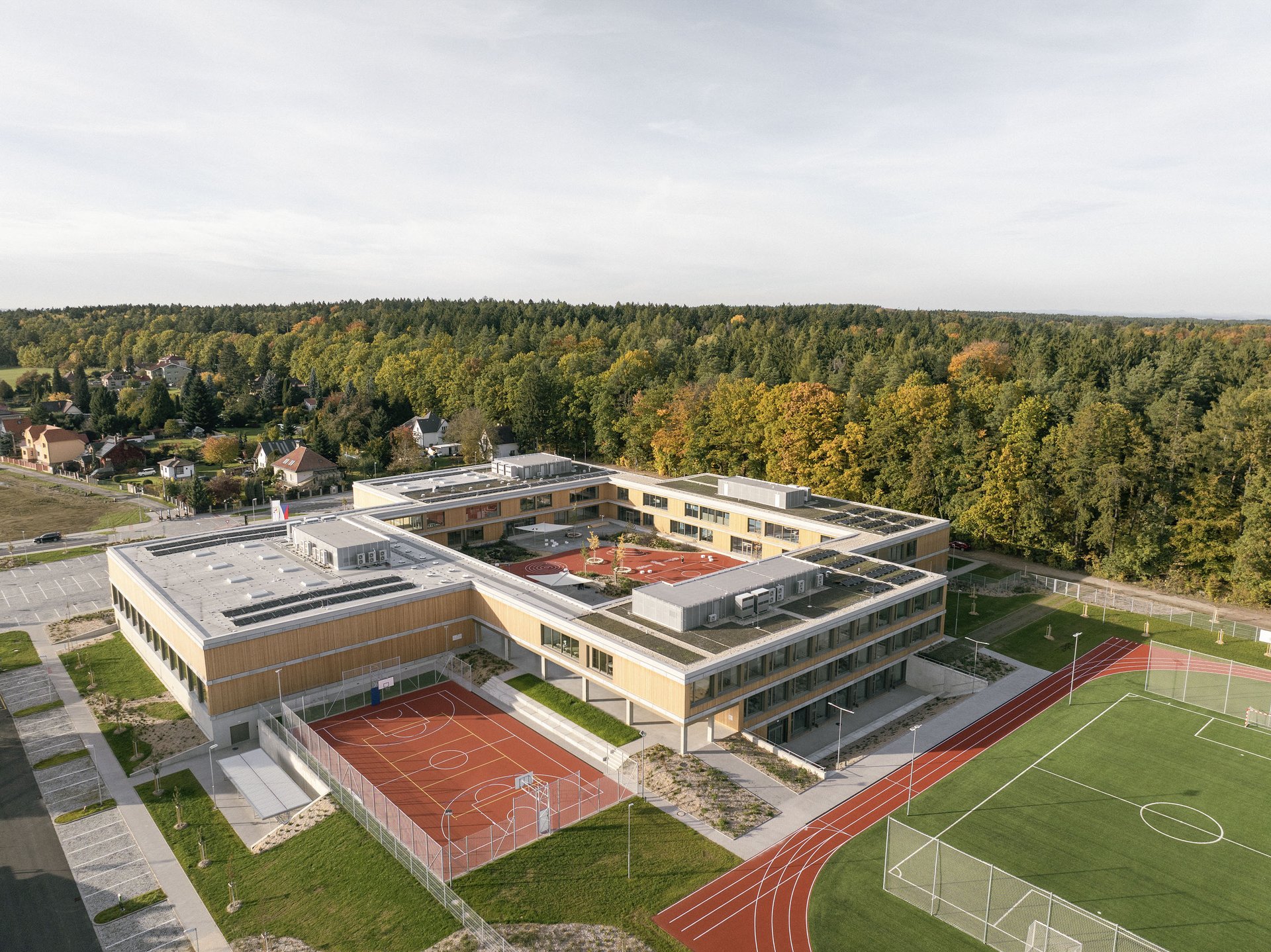 Svazková základní škola LOŠBATES – Pelletier de Fontenay, SOA architekti