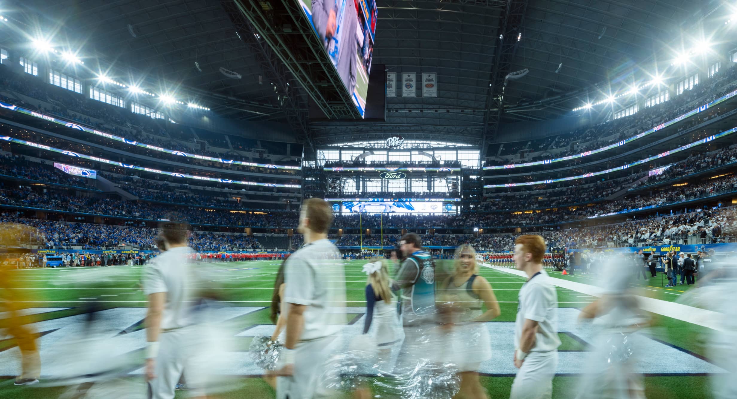 pohled z terenu ATT hks AT&T Stadium