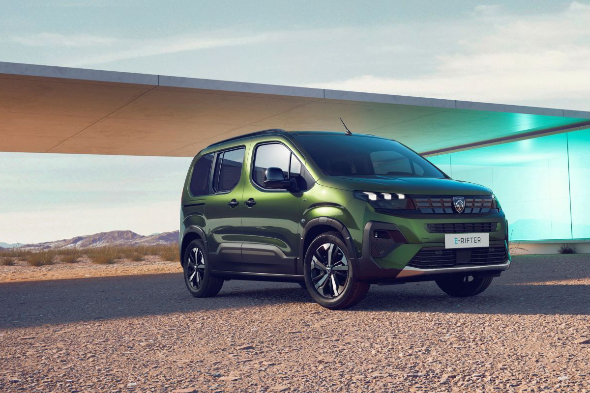 Peugeot E Rifter v zeleném provedení nabízí prostorný interiér a praktické využití pro rodiny i aktivní životní styl.