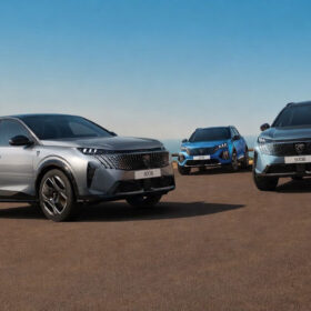 Modely Peugeot 3008, 2008 a 5008 vedle sebe představují aktuální generaci SUV značky Peugeot.
