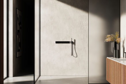Podomítkový sprchový systém s minimalistickým designem promění koupelnu v moderní wellness zónu.