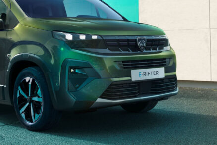 Přední část elektrického modelu Peugeot E-Rifter s novou maskou chladiče a moderním světelným podpisem.