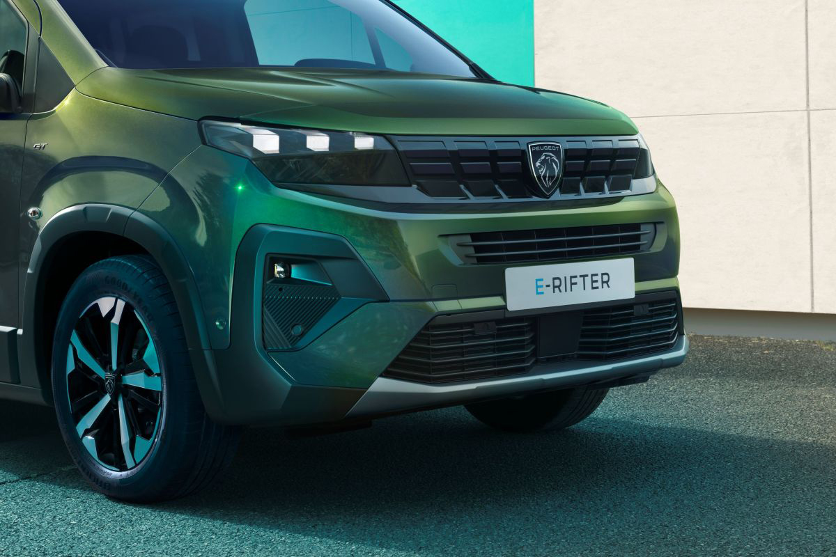 Přední část elektrického modelu Peugeot E-Rifter s novou maskou chladiče a moderním světelným podpisem.