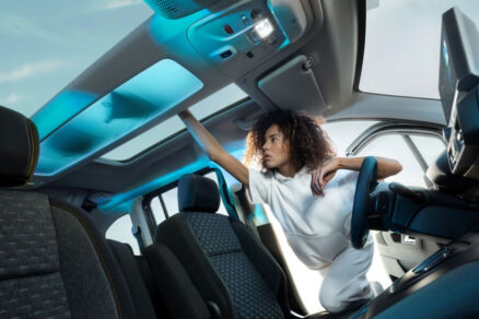 Panoramatická střecha Peugeot Rifter přináší vzdušnější interiér a více přirozeného světla pro všechny cestující.