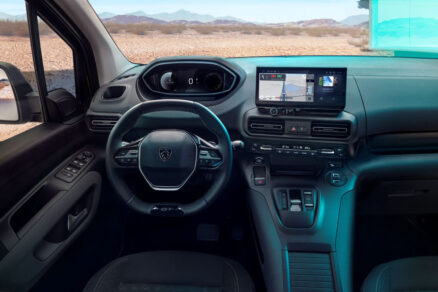 Moderní interiér Peugeot Rifter s digitálním přístrojovým panelem a 10" dotykovým displejem usnadňuje každodenní cestování.