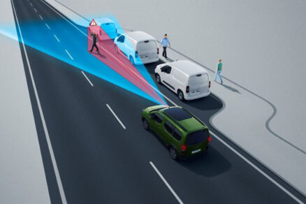 Peugeot Rifter nabízí až 18 asistenčních systémů pro bezpečnější jízdu v městském provozu i na delších trasách.