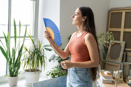Žena, která trpí přehřátím doma bez klimatizace