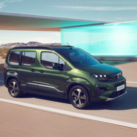 Peugeot Rifter vyniká prostorným interiérem, posuvnými dveřmi a robustním designem pro každodenní provoz i rodinné výlety.