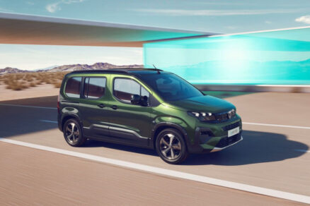 Peugeot Rifter vyniká prostorným interiérem, posuvnými dveřmi a robustním designem pro každodenní provoz i rodinné výlety.