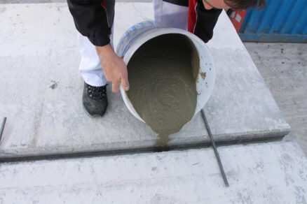 Lití expanzivní betonové směsi do spáry mezi betonovými prvky.