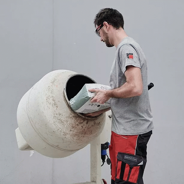 Příprava suché betonové směsi v míchačce.