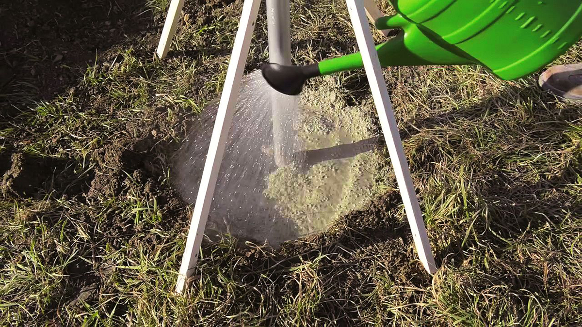 Zalití suché betonové směsi vodou při kotvení sloupku