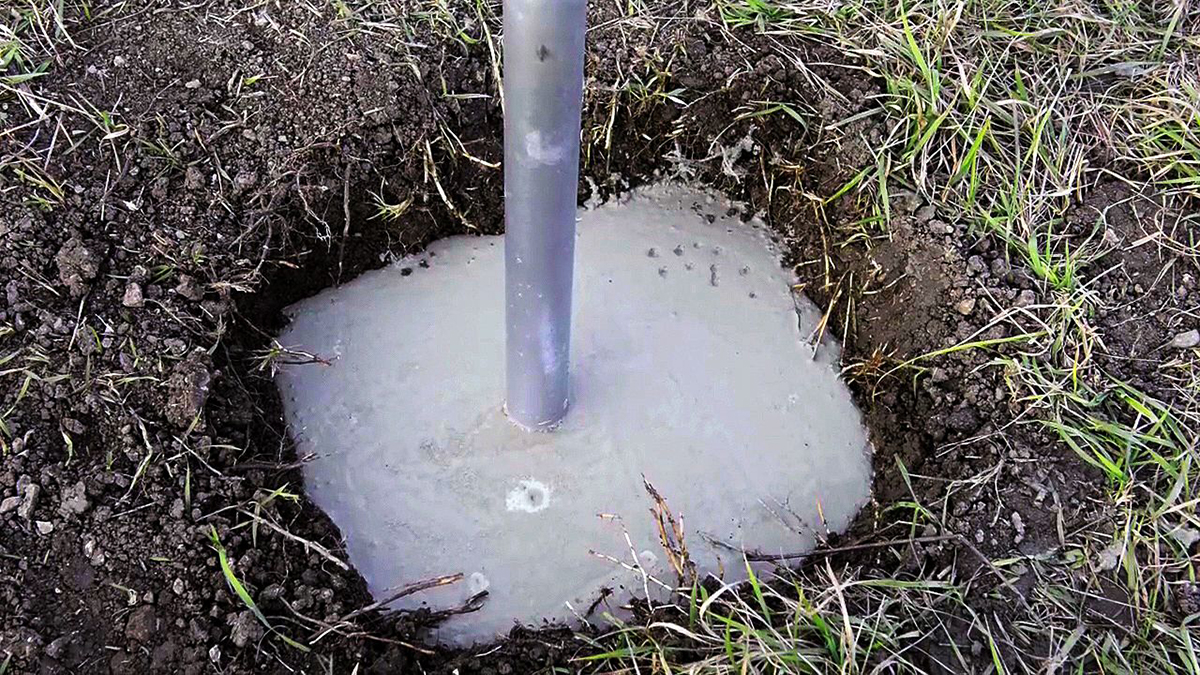 Zabetonovaný sloupek po aplikaci rychletuhnoucí betonové směsi.