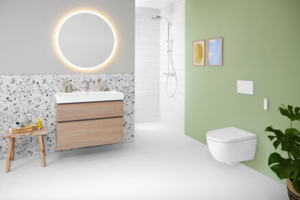 Sprchovací WC Geberit AquaClean Alba v moderní koupelně se zelenou stěnou
