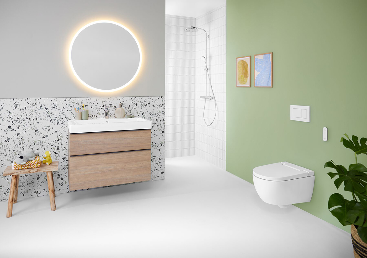 Sprchovací WC Geberit AquaClean Alba v moderní koupelně se zelenou stěnou