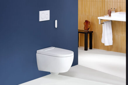 Geberit AquaClean Alba jako závěsné sprchovací WC v moderním interiéru