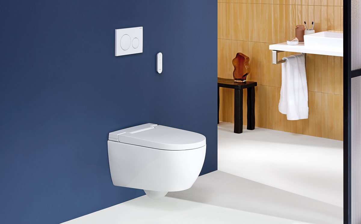 Geberit AquaClean Alba jako závěsné sprchovací WC v moderním interiéru