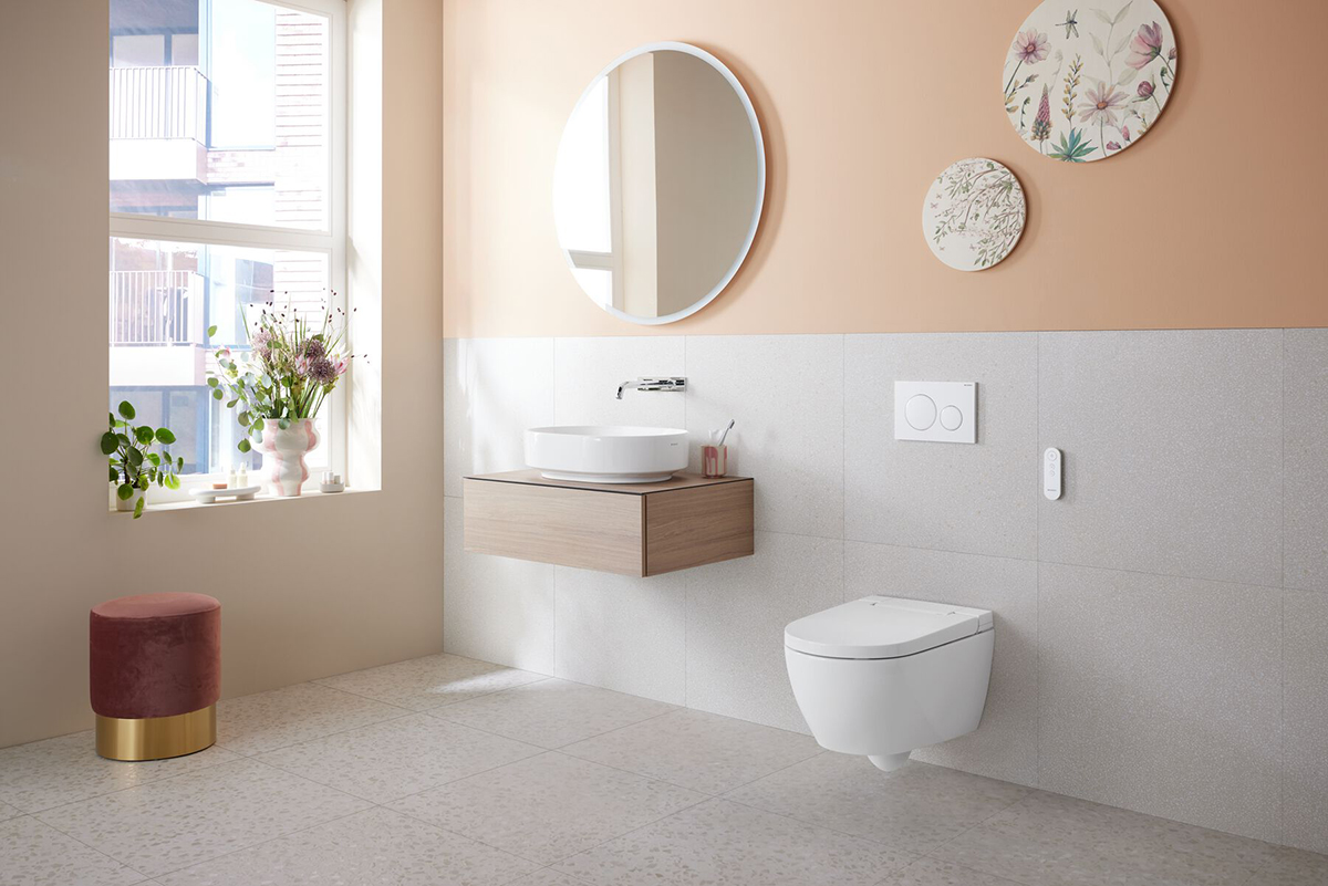 Moderní koupelna se závěsným sprchovacím WC Geberit AquaClean Alba
