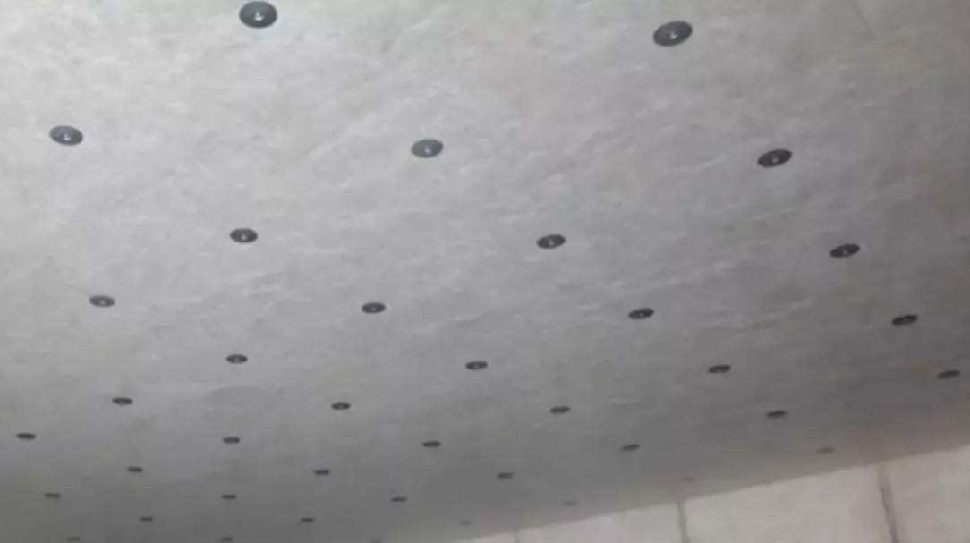 Finální vzhled - V místech, kde bude pohledově přiznána hrana izolační desky, se používají desky s ohnutou povrchovou tkaninou.