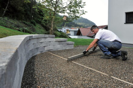 Kladecí vrstva (lože dlažby) - Kladecí vrstvu připravíme buď ručně pomocí latě a výškově osazených vodicích lišt (pro menší plochy), nebo strojně speciálními zařízeními na nivelačních lištách (pro rozlehlé plochy). Při pokládce na tuto vrstvu nikdy nevstupujeme!