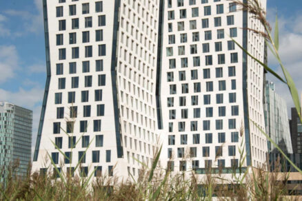 Hourglass, Amsterdam: Administrativní budova Hourglass s výraznou bílou fasádou a pravidelným rastrem oken.
