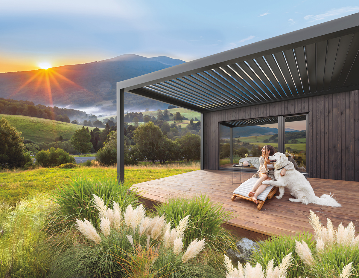 MB-OPENSKY 120 Aluprof Pergola: Hliníková pergola s lamelovou střechou vytváří zastřešený venkovní prostor u rodinného domu.