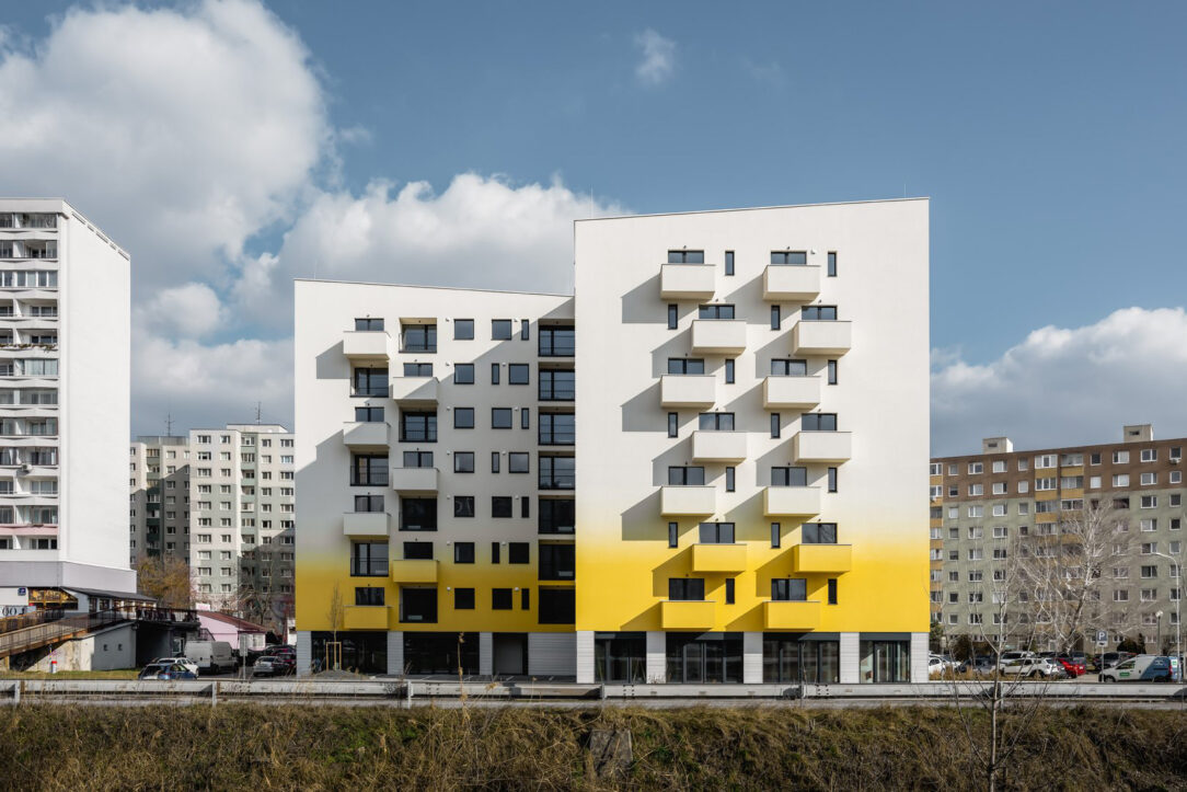 Strukturování prvního odstínu - Druhou barvu naneseme do těsné blízkosti první části. Materiály nikdy nevrstvíme přes sebe! Druhý odstín vmícháme strukturováním do prvního s přesahem přibližně 15-30 cm. Každá další barevná omítka se míchá s předchozí (světlejší) vrstvou podle stejných kroků jako u první omítky. Výsledkem je jemná „duha“ nebo gradientní přechod. Umístění a překrývání stínů je třeba plánovat rovnoměrně po celé ploše fasády.