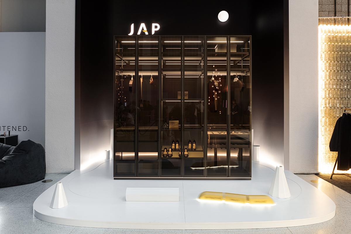 Prémiový šatní systém LUMINAR v expozici JAP FUTURE na Designbloku 2026, Veletržní palác. Návrh stánku: Vrtiška & Žák. Prémiový šatní systém LUMINAR v expozici JAP FUTURE na Designbloku 2026, Veletržní palác. Návrh stánku: Vrtiška & Žák.