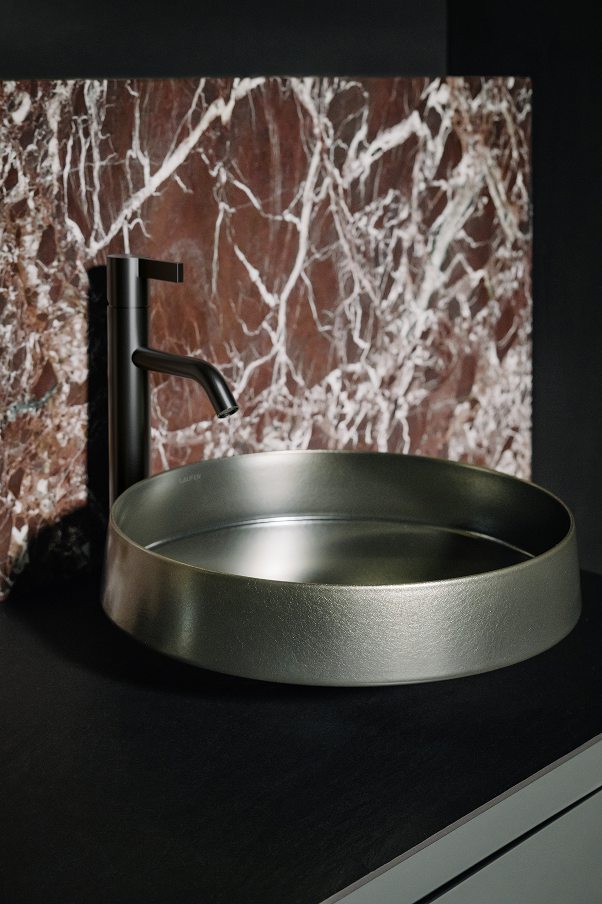 Designová kolekce LAUFEN NIB přináší do moderní koupelny neotřelou architektonickou čistotu, jemnou eleganci a osobitý vizuální charakter. Designová kolekce LAUFEN NIB přináší do moderní koupelny neotřelou architektonickou čistotu, jemnou eleganci a osobitý vizuální charakter.