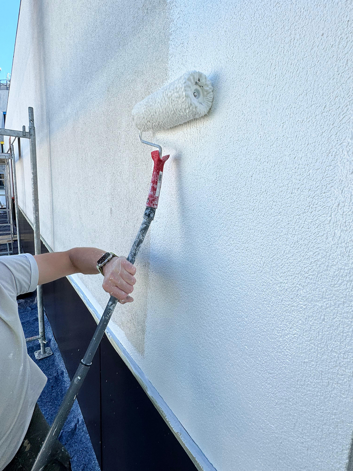 Aplikace fasádní barvy Baumit StarColor válečkem v ploše fasády Aplikace fasádní barvy Baumit StarColor válečkem v ploše fasády
