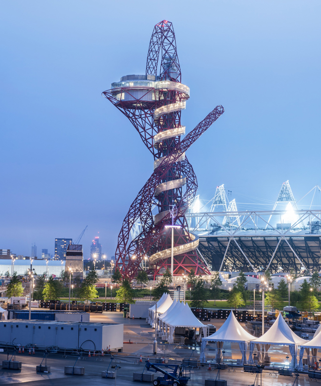 Balmondova skulptura Orbit, instalovaná v Londýně při příležitosti olympijských her, kterou navrhl umělec Anish Kapoor.
