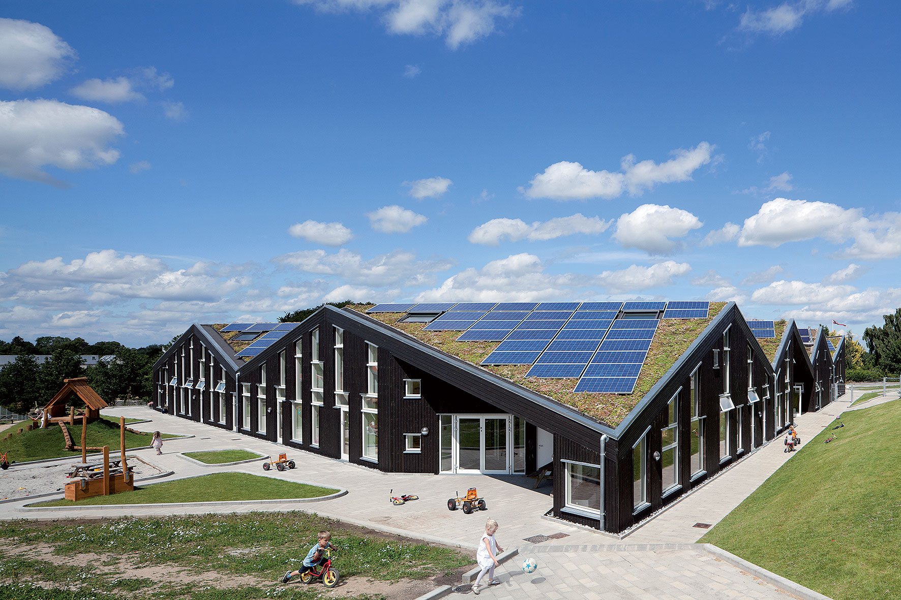 Školka má zdravé vnitřní prostředí s čerstvým vzduchem a 3,5krát více denního světla, než požaduje současná stavební norma v Dánsku.