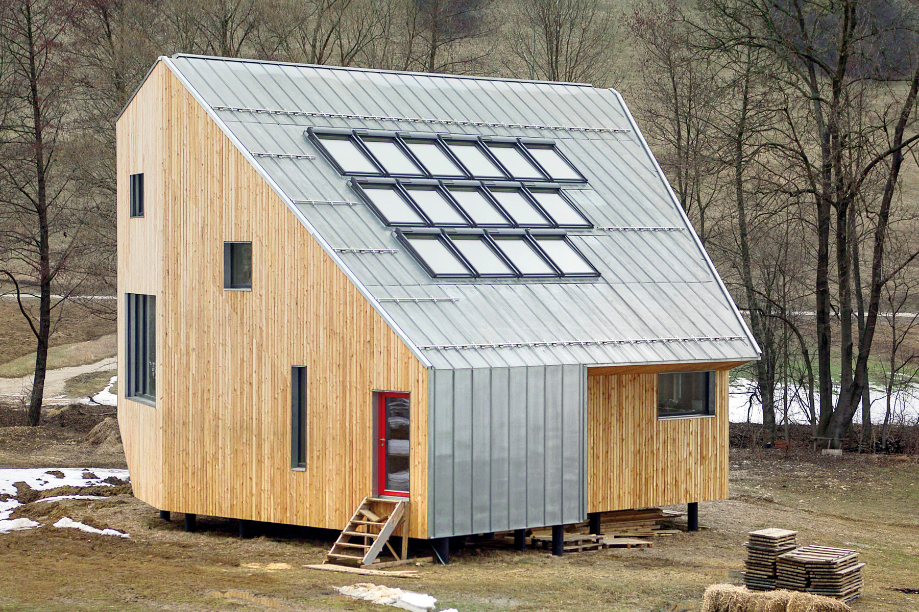 Použitá střešní okna mají pro středoevropský region netypické rozměry 1 140 × 1 400 mm, je to však standardní velikost používaná v projektech aktivních domů. (foto: Pavel Meluš)