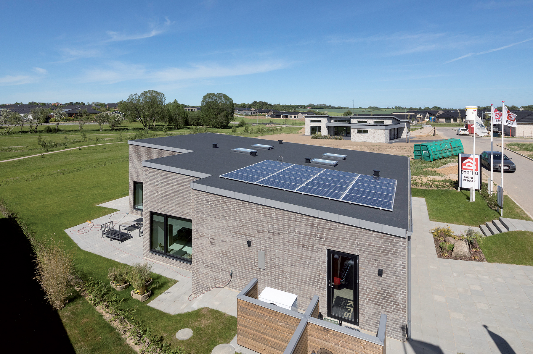 Na střeše jsou instalovány solární panely, které přispívají zařazení do energetické třídy budoucnosti v roce 2020.