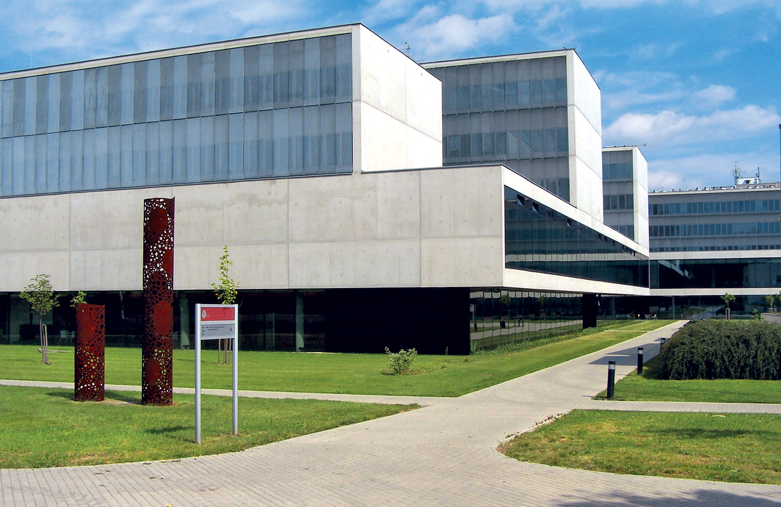 Fakulta chemicko-technologická Univerzity Pardubice, Kuba & Pilař architekt; Foto: Michal Louc, Wikipedia